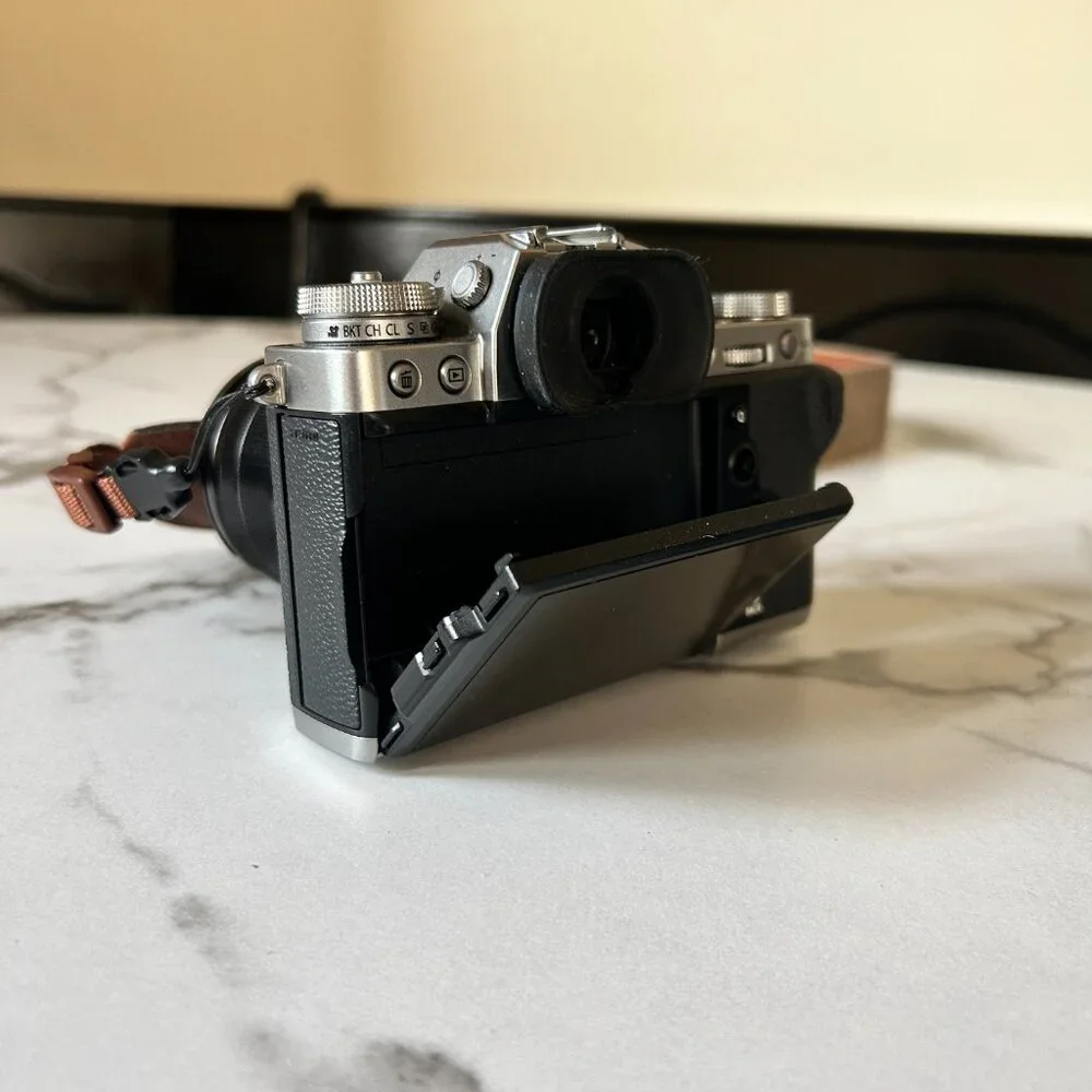 Fujifilm Silver and Black Mirrorless Camera with Lens and Charger Kit